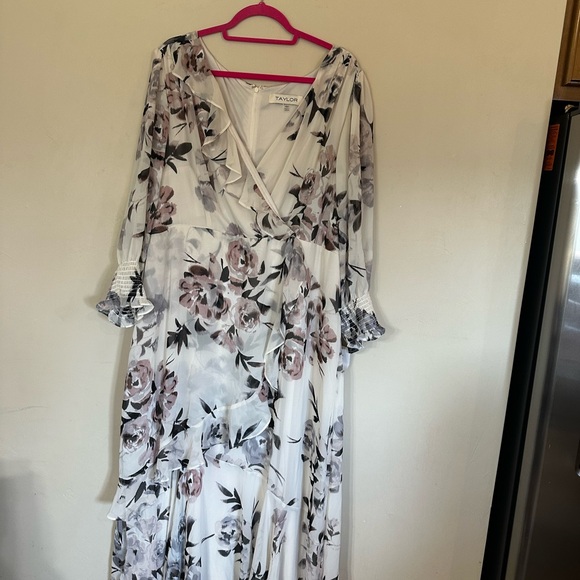 Taylor Cream and Purple Floral Long Sleeve Dress - Picture 2 of 6